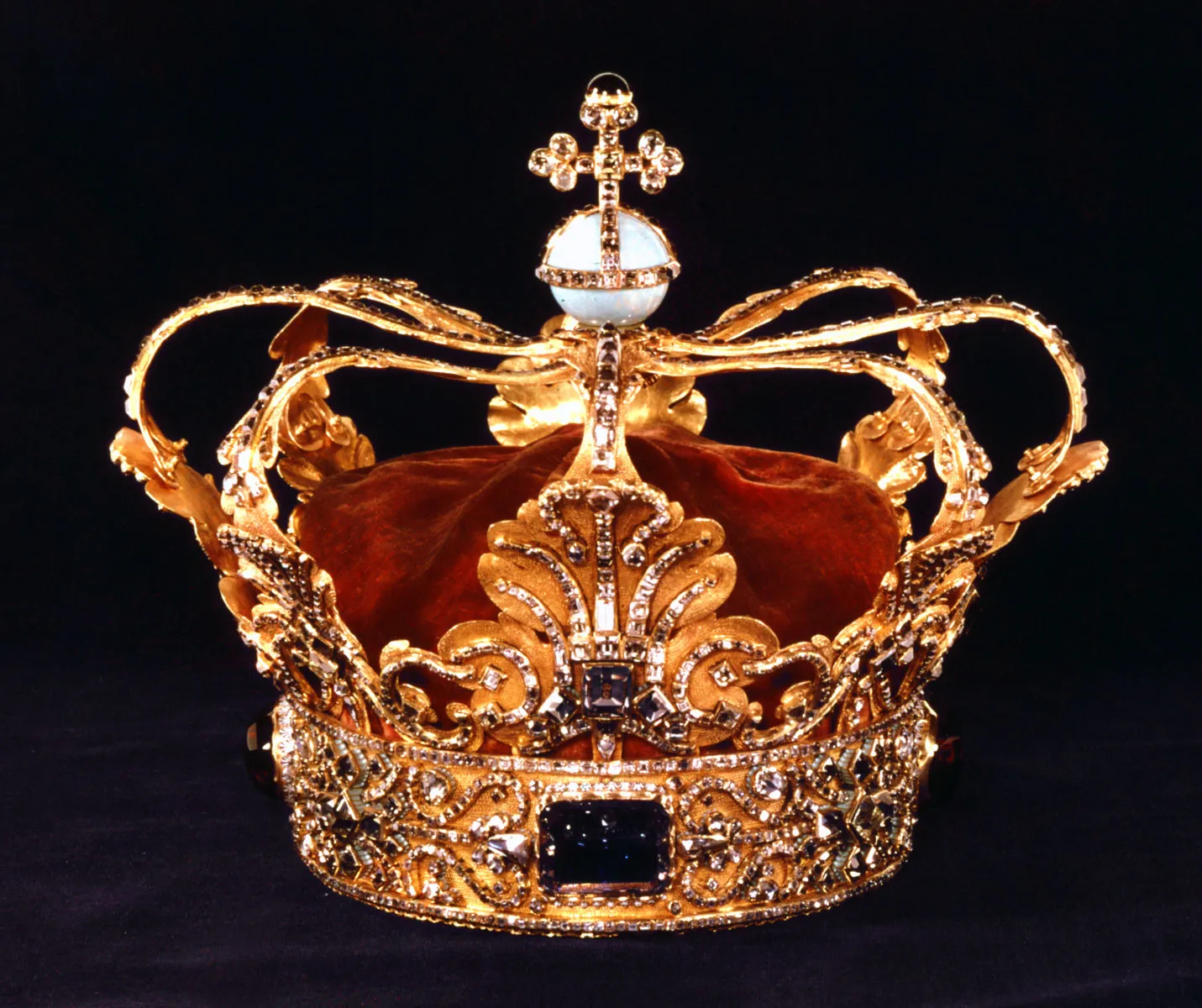 crown-Denmark-helmet-form-enamel-gold-stones-1670.png