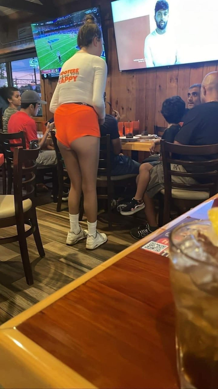 hooters.jpg