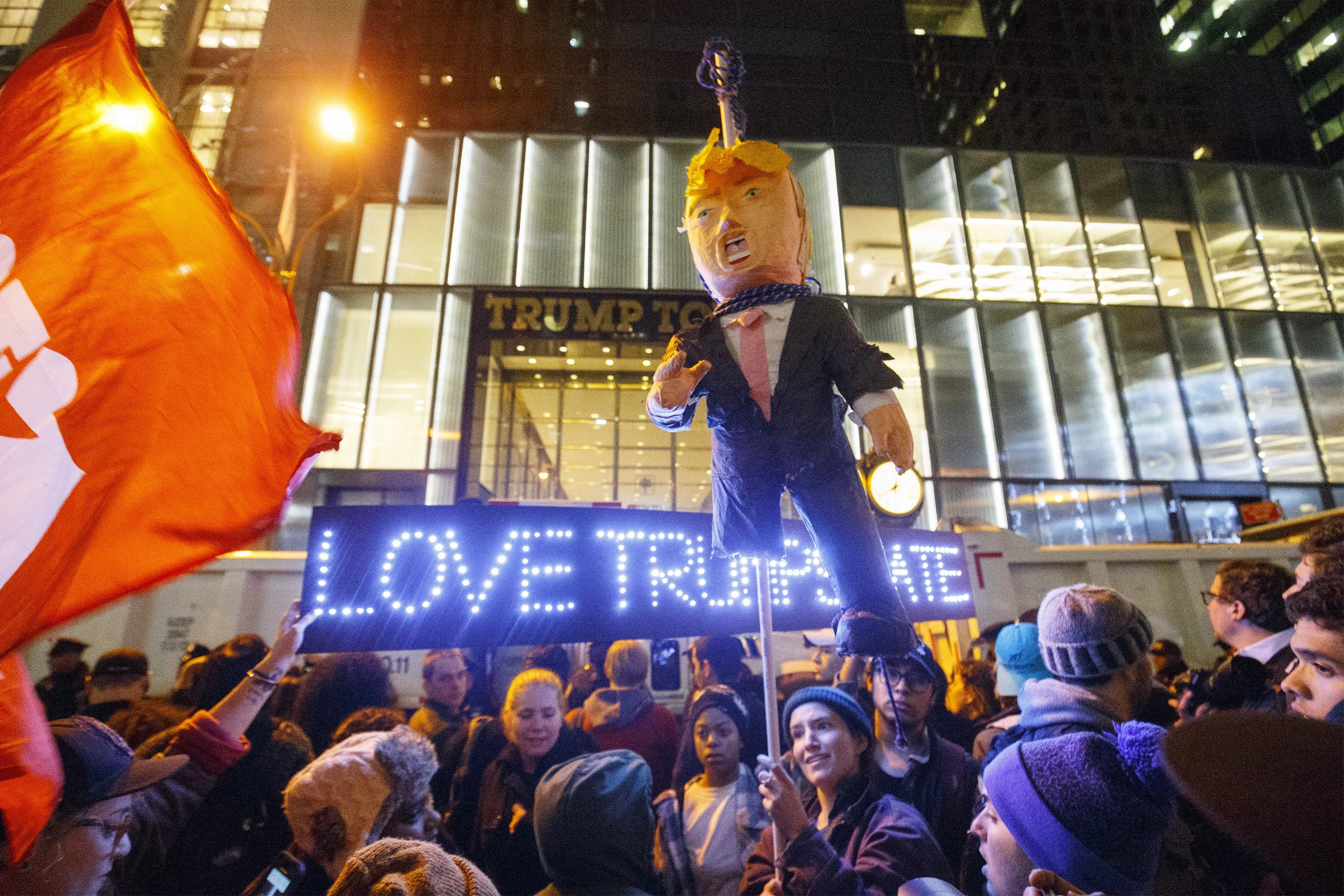 trumphang01.jpg